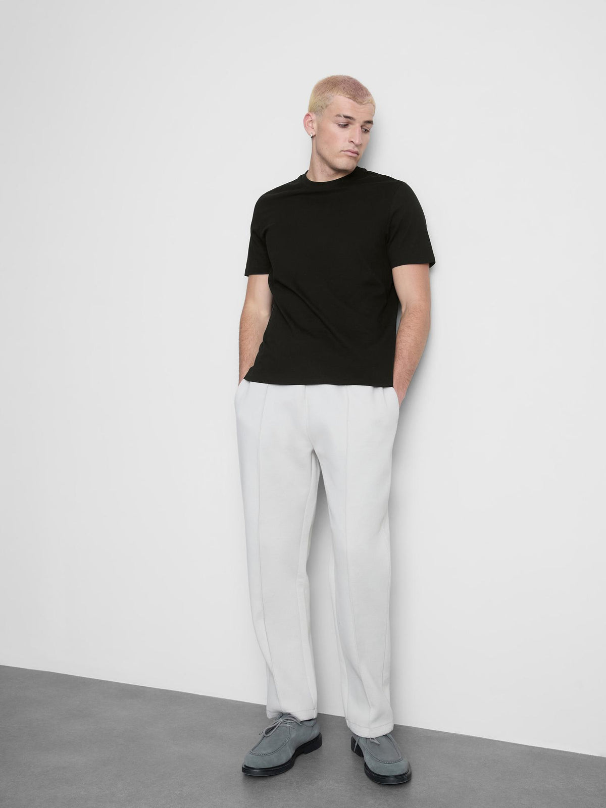 A regular-fit T-shirt with short sleeves and a crew neckline - Black