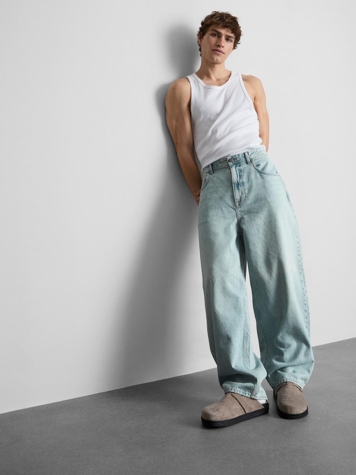 Mid-Rise Barrel Jeans - Light Blue