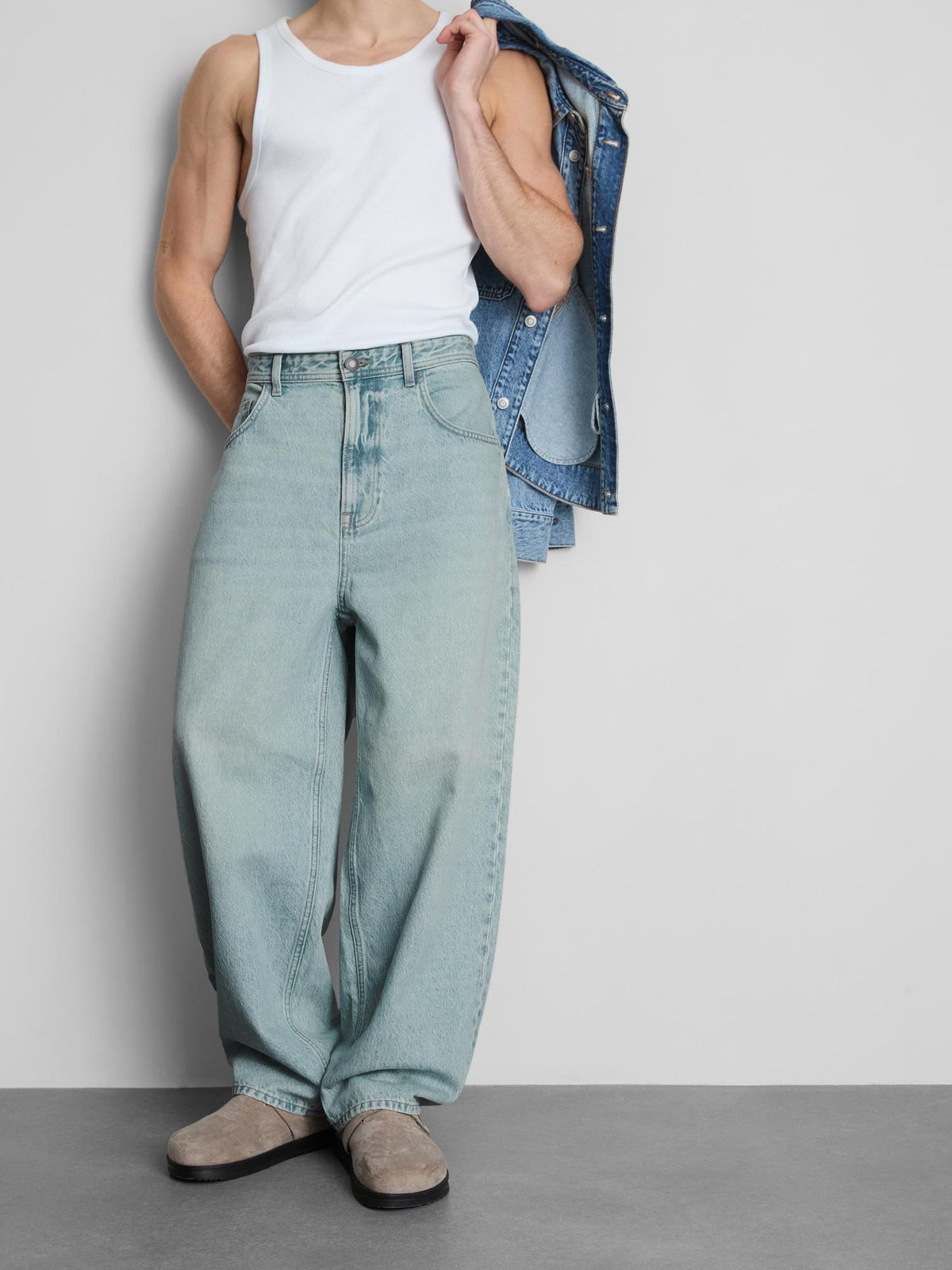 Mid-Rise Barrel Jeans - Light Blue