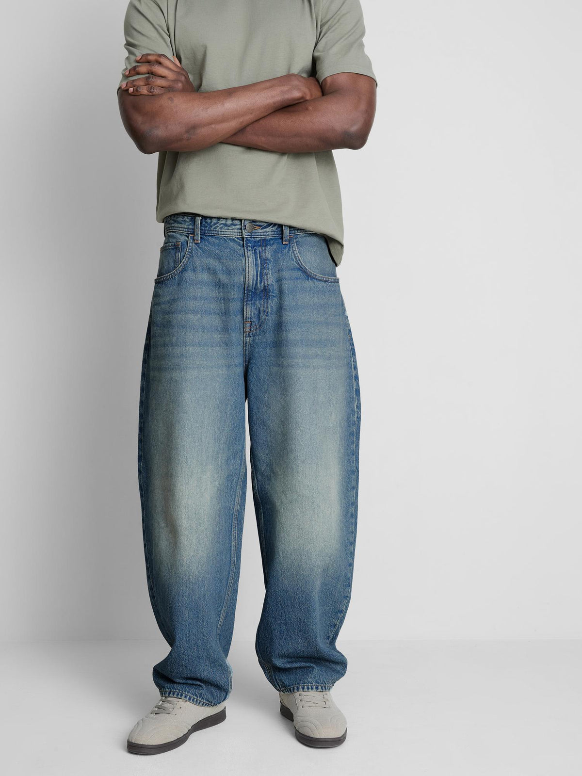 Mid-Rise Barrel Jeans - Mid Blue