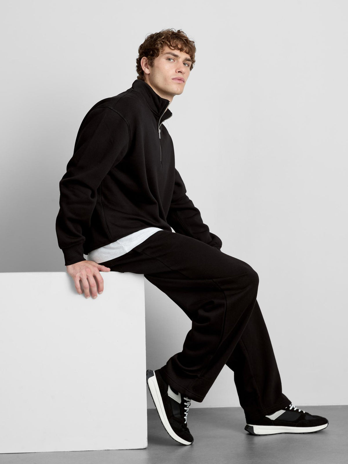 Half-Zip Sweatshirt - Black