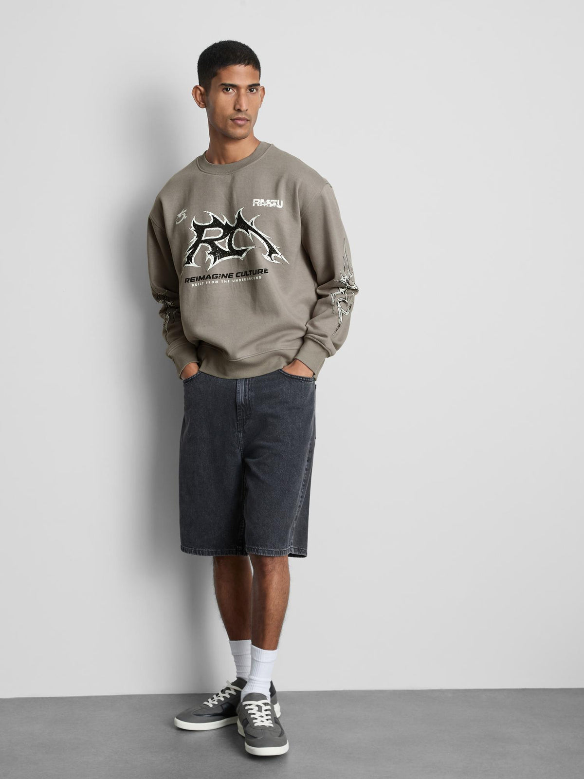 Graphic Sweatshirt - Light Grey
