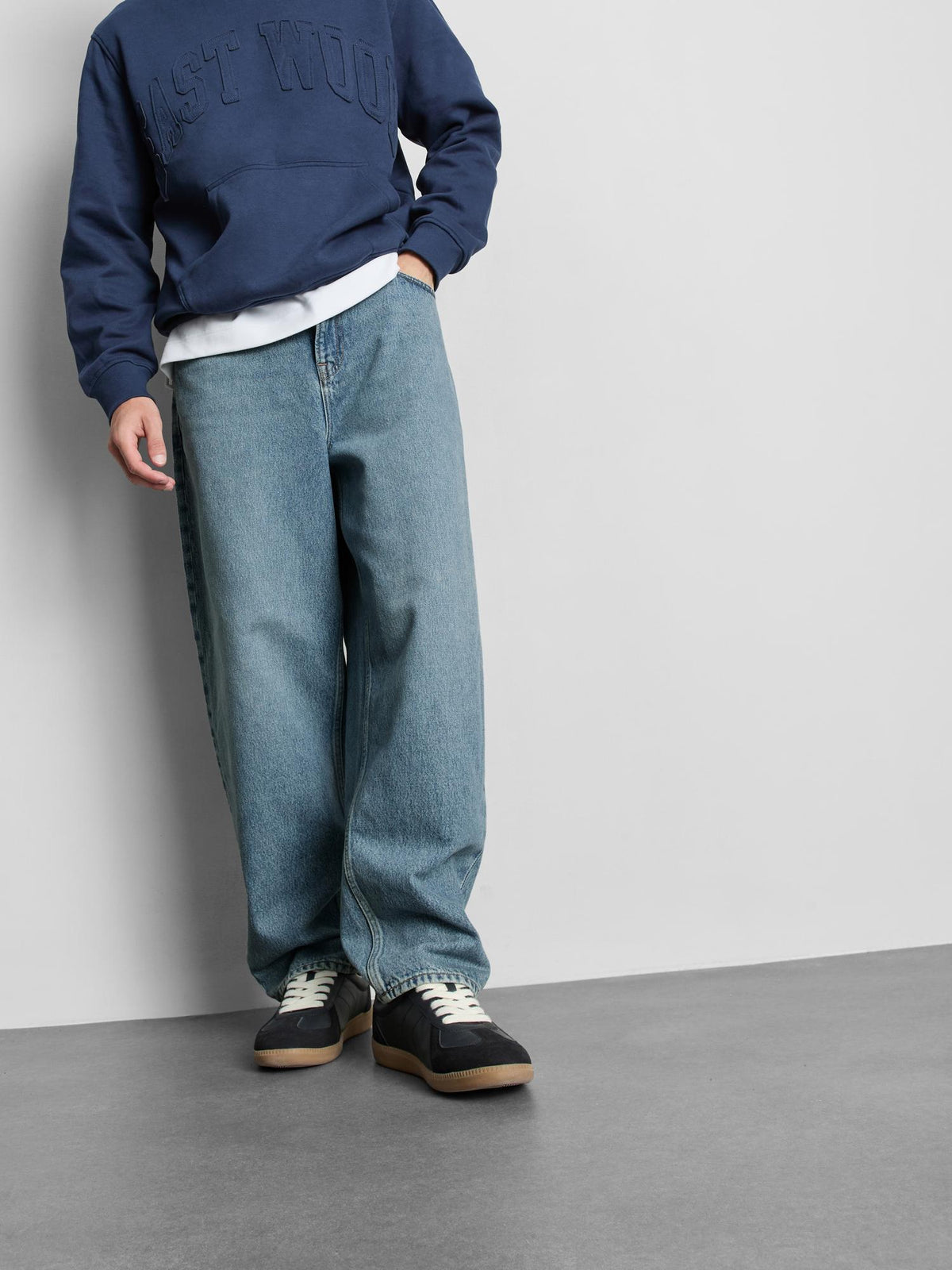 Mid Rise Barrel Leg Jeans - Light Blue