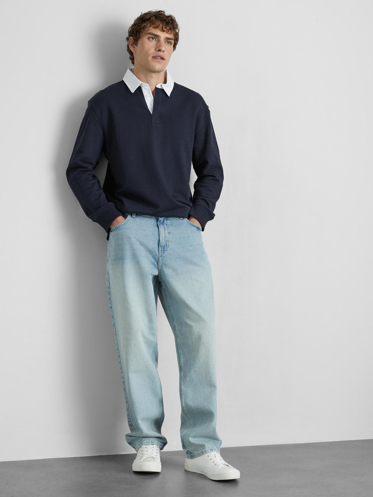 High-Waisted Relaxed Jeans - Light Blue