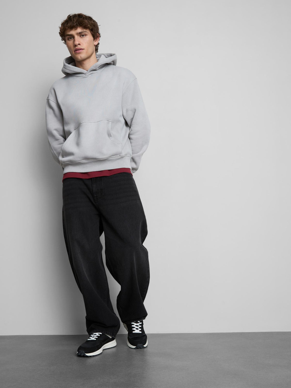 Mid-Rise Barrel Jeans - Black