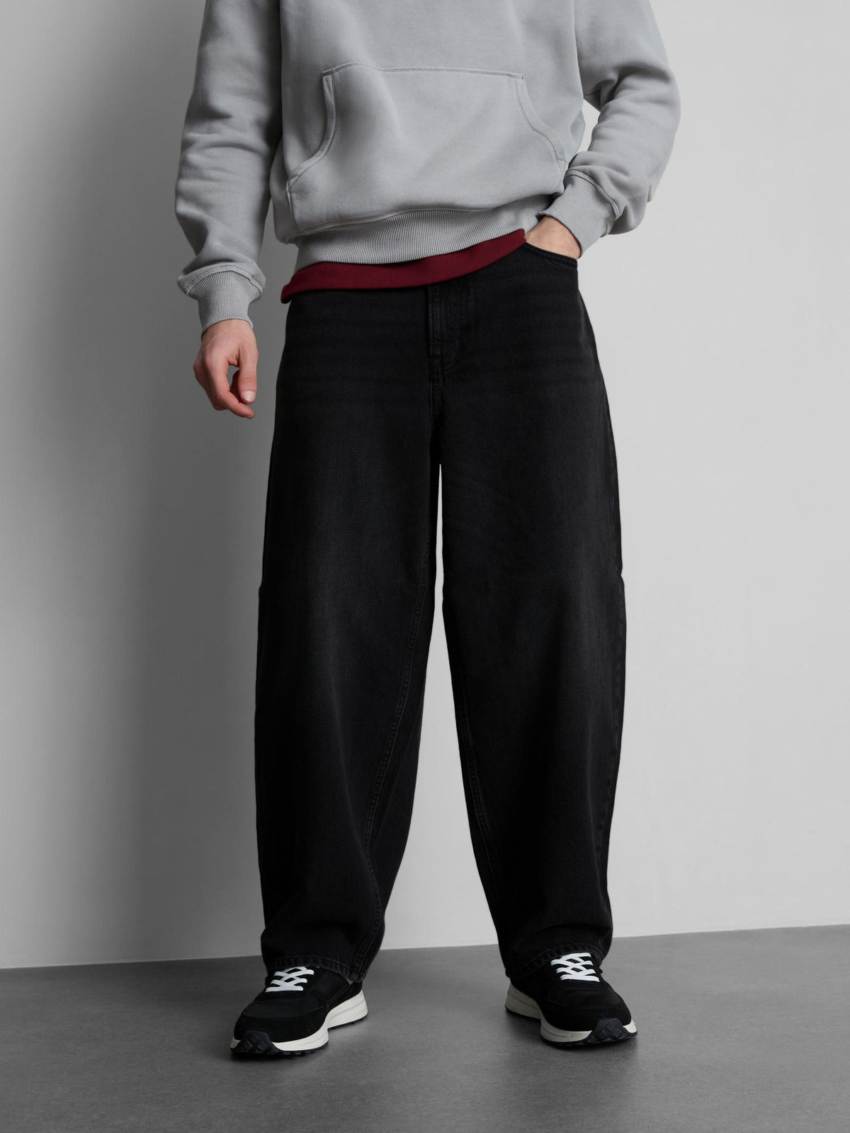 Mid-Rise Barrel Jeans - Black