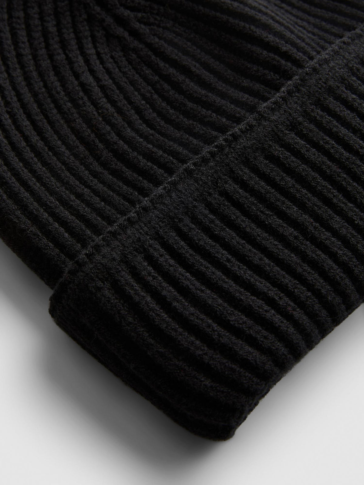 The Edit Ribbed Beanie Hat - Black