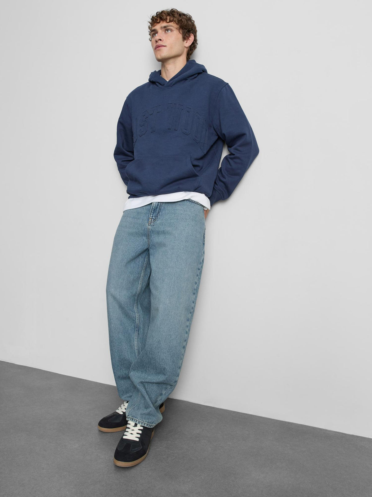 Mid Rise Barrel Leg Jeans - Light Blue